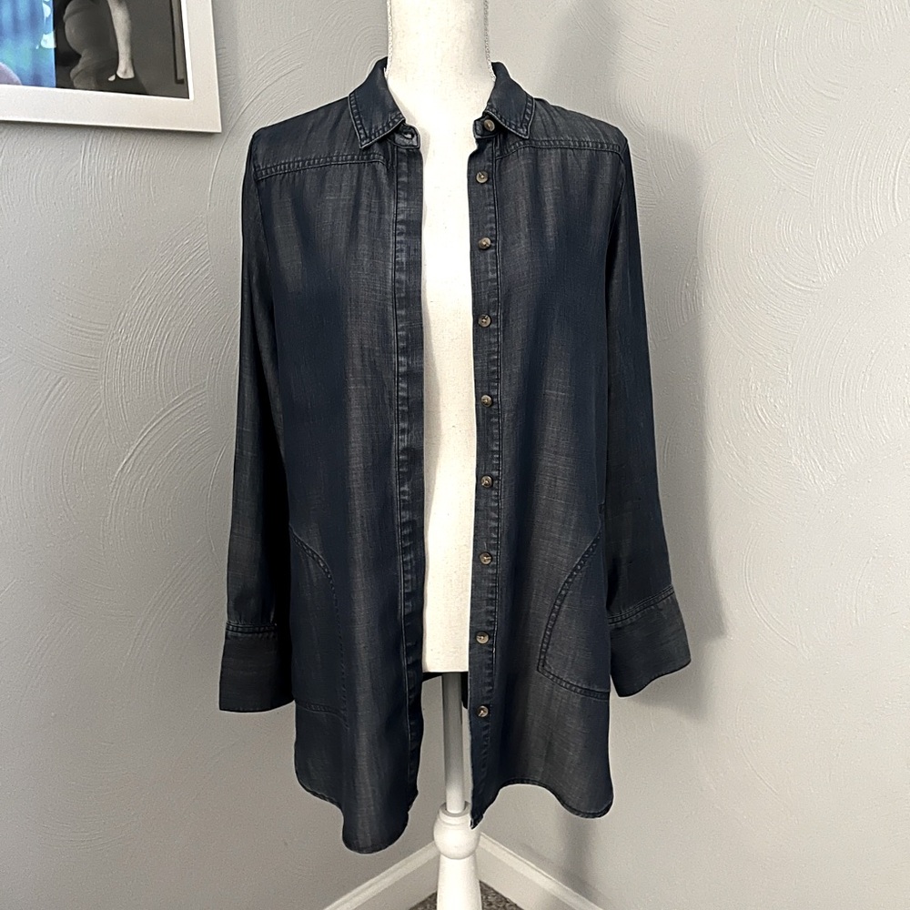 Chico’s Women’s Size 0 Lightweight Denim Long Button Down Shirt. - Picture 2 of 5